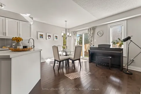 31 Glasgow Cres, Georgina, ON L4P 4B3