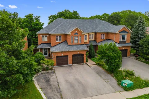66 Jordanray Blvd, Newmarket, ON L3X 2P8