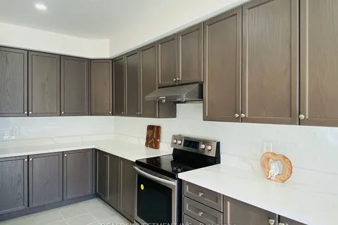 23 Foxberry Rd, East Gwillimbury, ON L0G 1V0