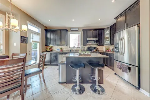 31 Ken Biship Way, Newmarket, ON L3X 3J5