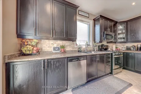 31 Ken Biship Way, Newmarket, ON L3X 3J5
