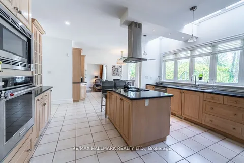 384 Kennedy St, Aurora, ON L4G 5M6