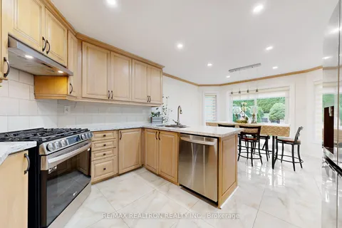 898 Stonehaven Ave, Newmarket, ON L3X 1K7