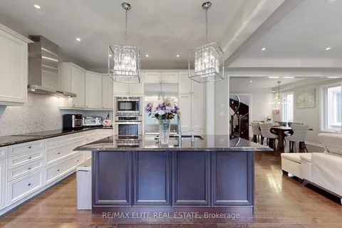 333 Thomas Phillips Dr, Aurora, ON L4G 0T3