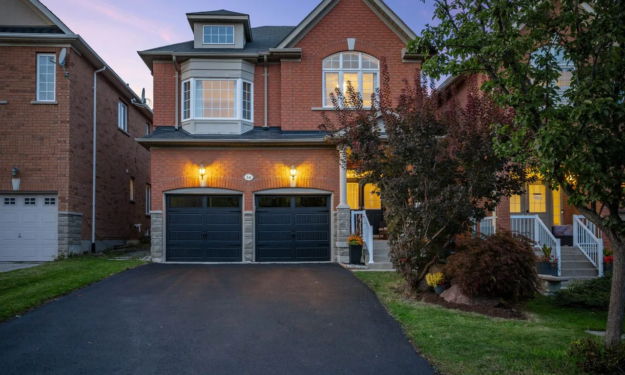 54 Strauss Rd, Vaughan, ON L4J 8Z7