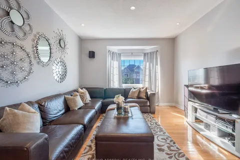 54 Strauss Rd, Vaughan, ON L4J 8Z7