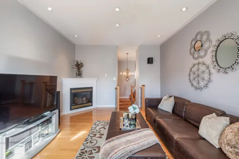 54 Strauss Rd, Vaughan, ON L4J 8Z7