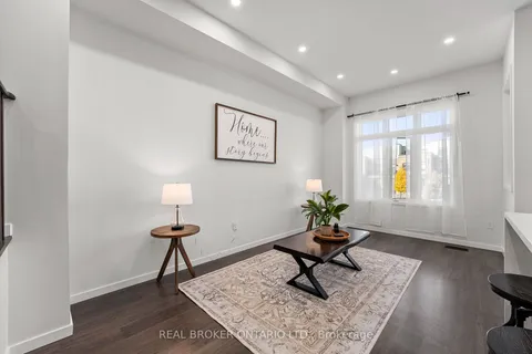 1230 Wellington St, Aurora, ON L4G 2C9
