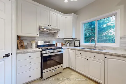 311 Sheridan Crt, Newmarket, ON L3Y 8P9