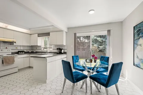 121 Huntington Park Dr, Markham, ON L3T 7C8