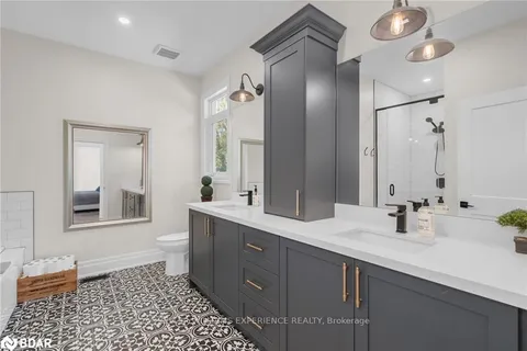 877 Pine Ave, Innisfil, ON L0L 1W0