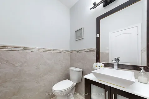 154 Gardiner Dr, Bradford West Gwillimbury, ON L3Z 0J6