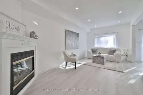 12 Debonair St, Richmond Hill, ON L4C 0R2