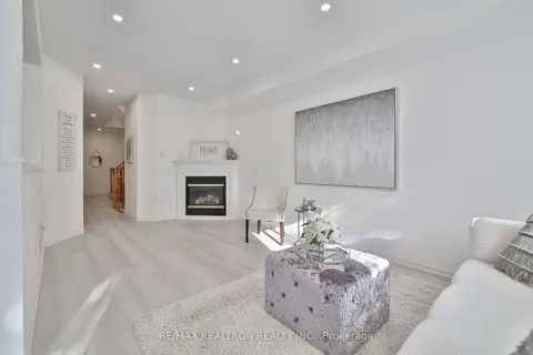 12 Debonair St, Richmond Hill, ON L4C 0R2