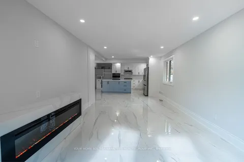 301 Primrose Lane, Newmarket, ON L3Y 5Z1