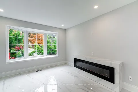 301 Primrose Lane, Newmarket, ON L3Y 5Z1