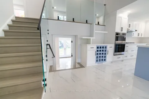 301 Primrose Lane, Newmarket, ON L3Y 5Z1