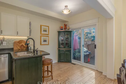 286 Denise Circ, Newmarket, ON L3X 2J9