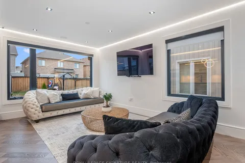 34 Weir St, Bradford West Gwillimbury, ON L3Z 0K6