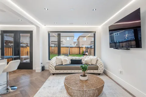 34 Weir St, Bradford West Gwillimbury, ON L3Z 0K6