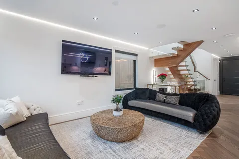 34 Weir St, Bradford West Gwillimbury, ON L3Z 0K6