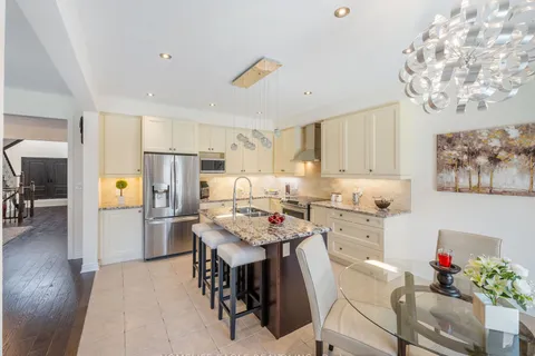 34 Brookview Dr, Bradford West Gwillimbury, ON L3Z 0S5