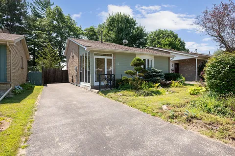 17 Shelley Lane, Barrie, ON L4N 4W4