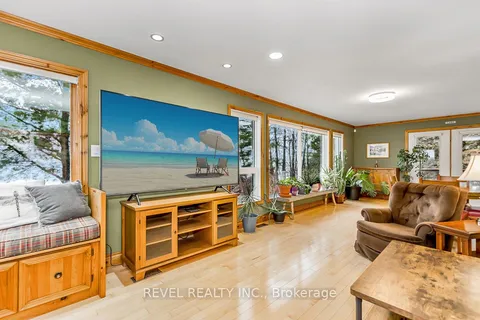 8 Willow Dr, Tiny, ON L9M 1P1