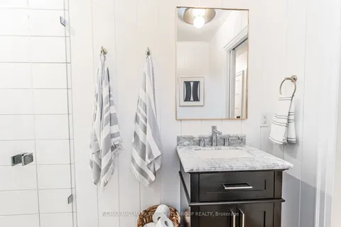 68 Dundonald St, Barrie, ON L4M 3T3