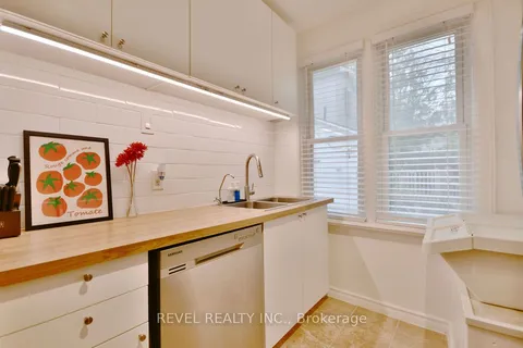 34 Penetang St, Barrie, ON L4M 1V9