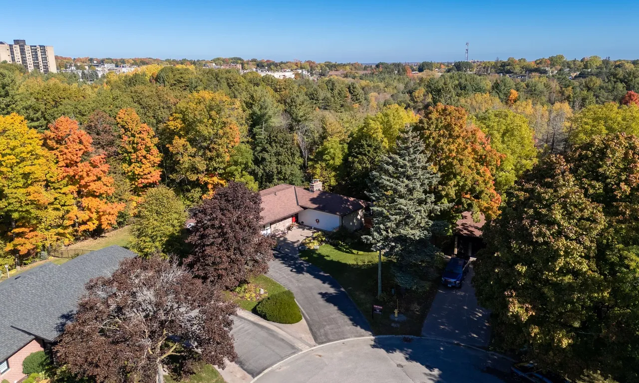 4 Brookdale Dr, Barrie, ON L4N 1N5