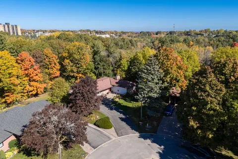 4 Brookdale Dr, Barrie, ON L4N 1N5