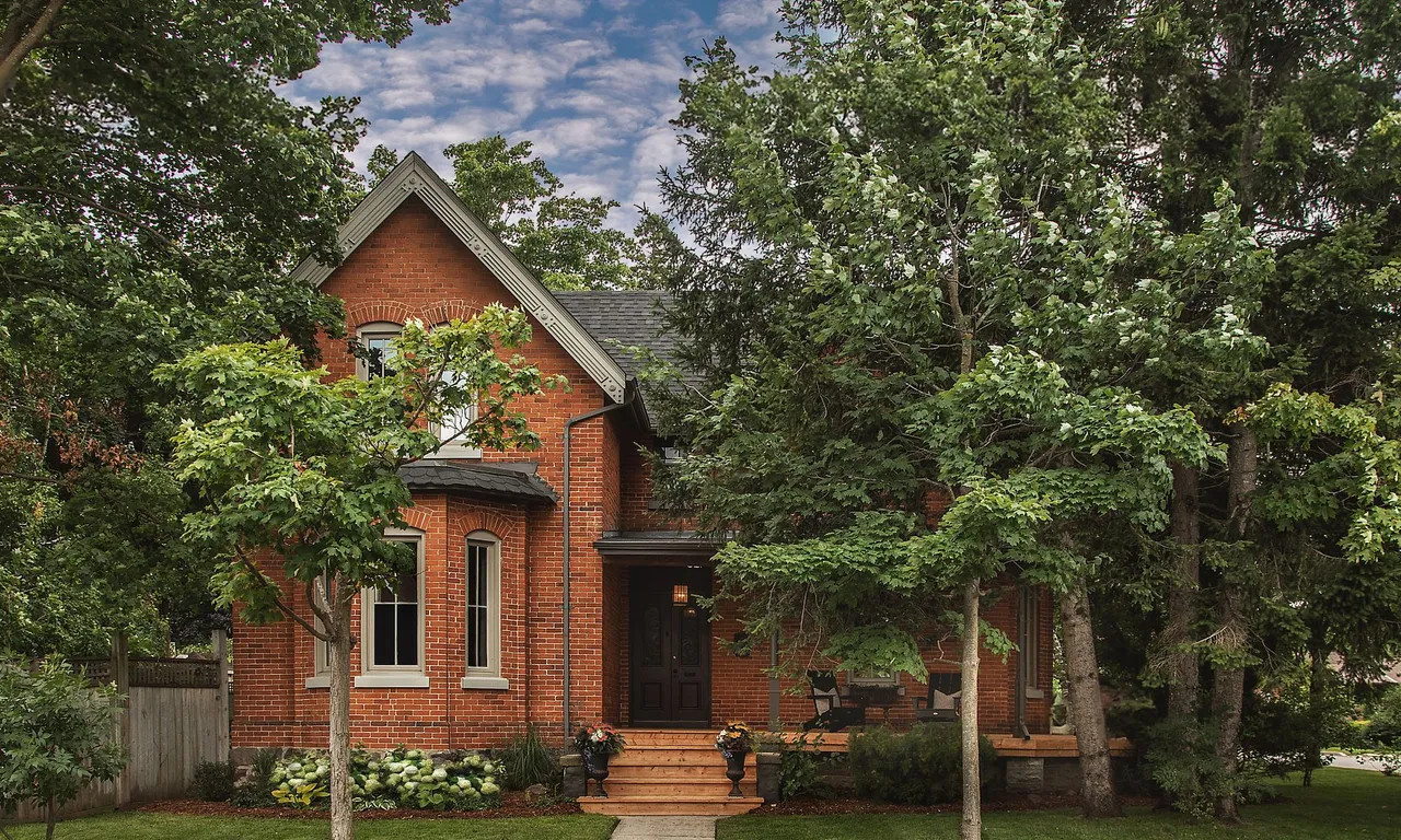 42 BURTON Ave, Barrie, ON L4N 2R6