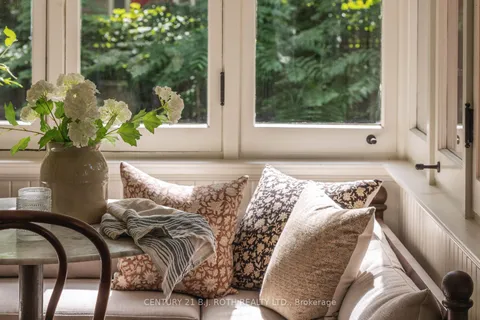 42 BURTON Ave, Barrie, ON L4N 2R6