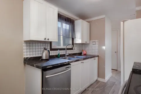 2 Fletcher Dr, Barrie, ON L4M 5S1