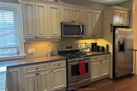 38 RODNEY Street, ON L9Y 1C1