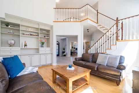 28 Camelot Sq, Barrie, ON L4M 0C3
