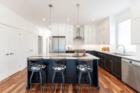 38 Magazine St, Penetanguishene, ON L9M 0W7