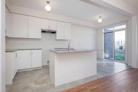 6 Prudhoe Terr, Barrie, ON L9S 2Z8