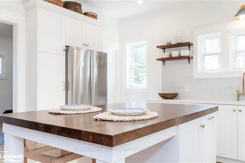 348 FIRST St, Midland, ON L4R 3P2