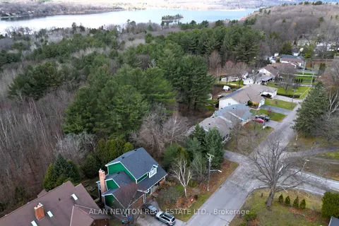 236 Church St, Penetanguishene, ON L9M 1G6