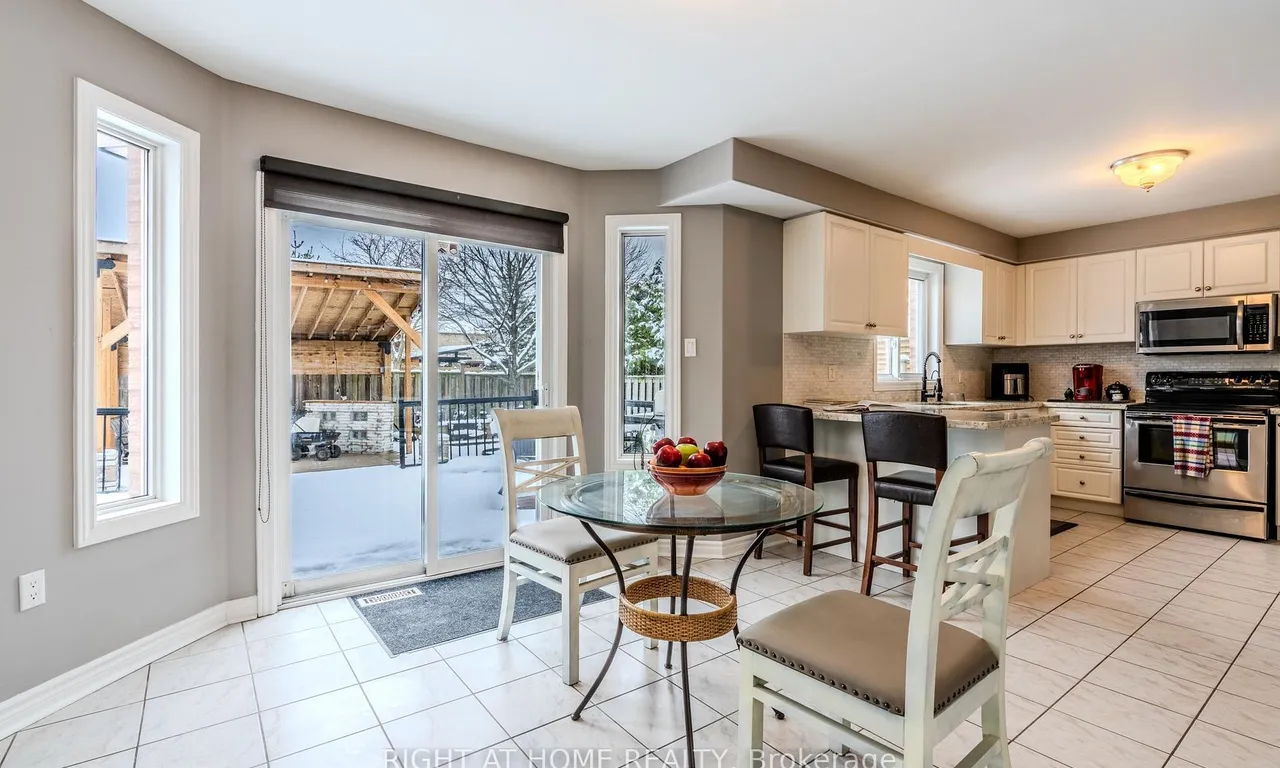 33 KNUPP Rd, Barrie, ON L4N 0P8