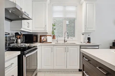 33 Mabern St, Barrie, ON L9J 0H9