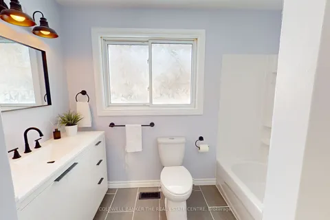 327 Delia St, Orillia, ON L3V 1H1