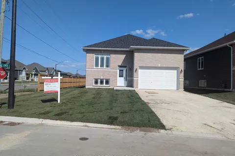 2 Joanne Crescent, Wasaga Beach, ON L9Z 1R4