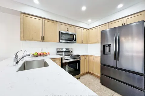 18 Lancaster Crt, Barrie, ON L4M 0G1