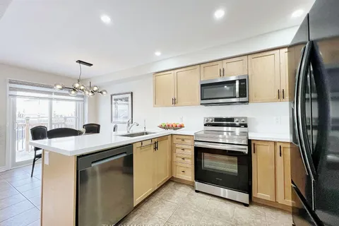 18 Lancaster Crt, Barrie, ON L4M 0G1