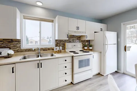 14 crompton Dr, Barrie, ON L4M 6M8
