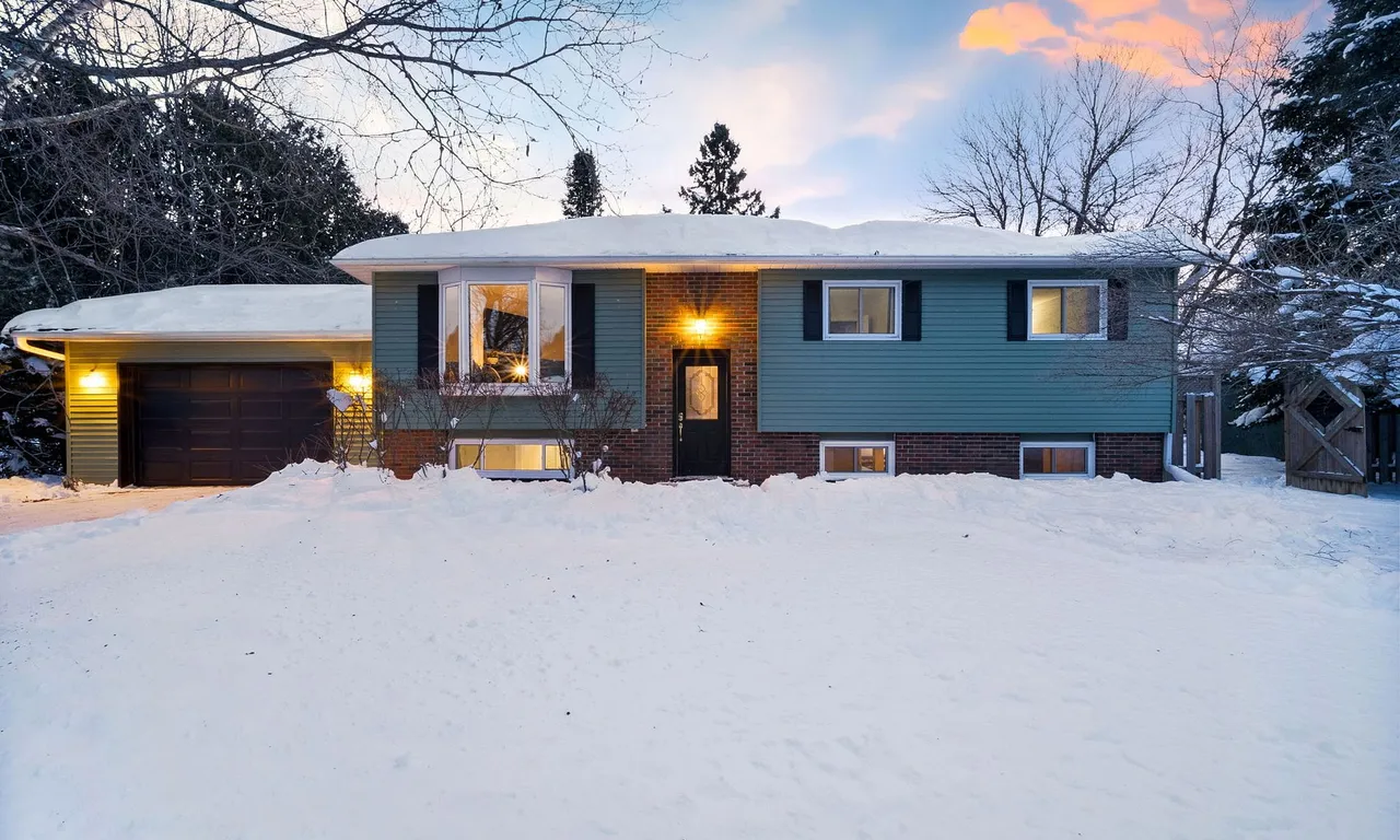 12 Preston St, Oro-Medonte, ON L0K 2G0