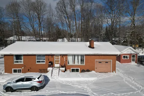 22 Oakwood Avenue, Tiny, ON L9M 0J2